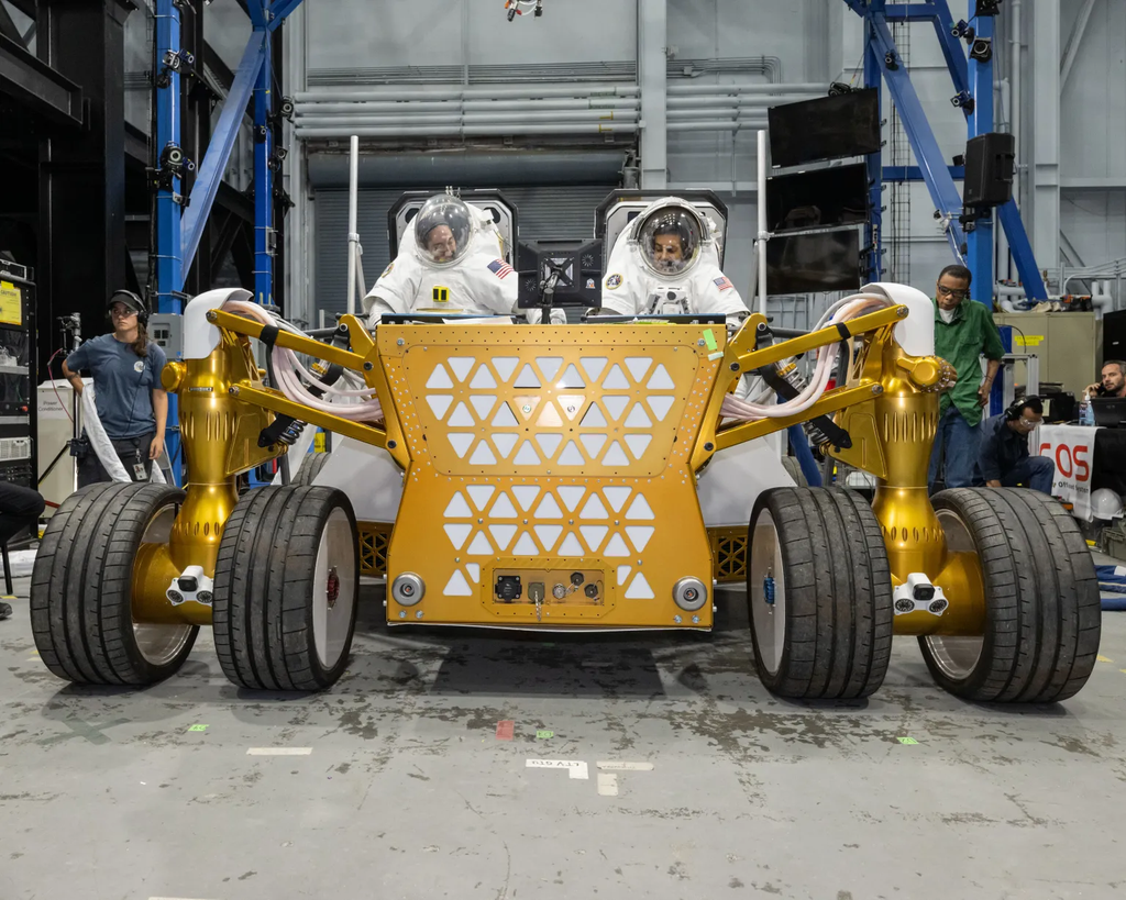 Astronautas em veículos