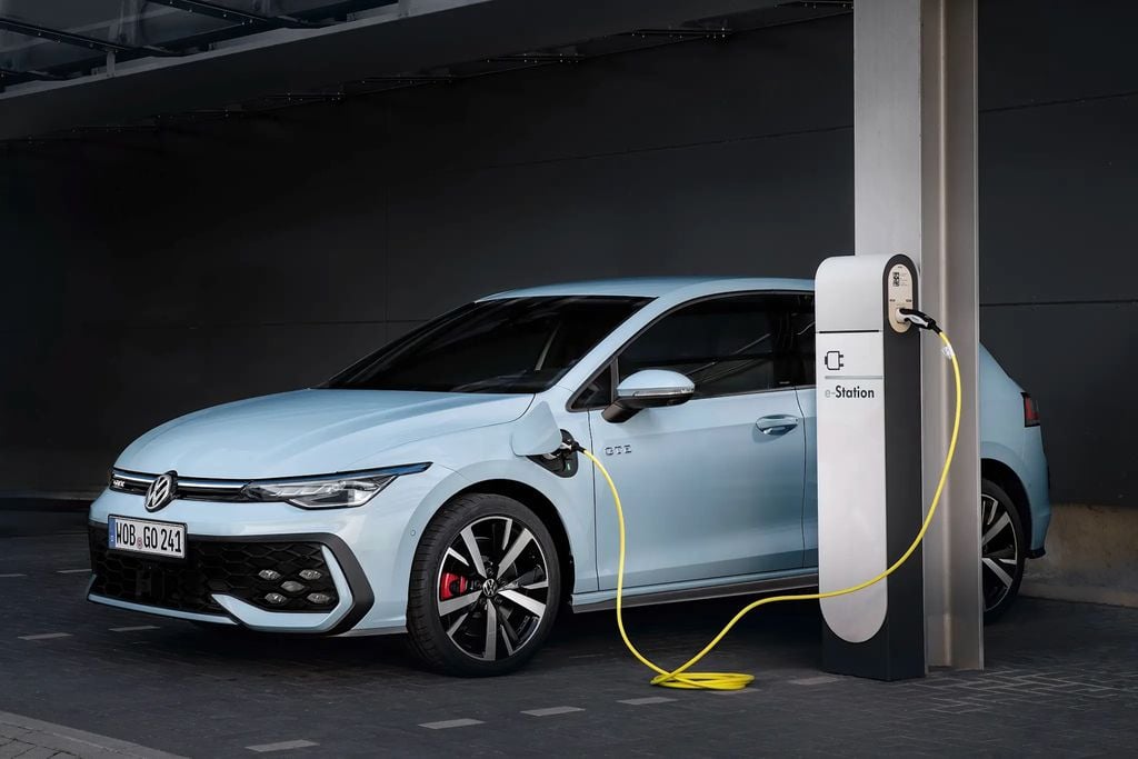 Linha 2024 do Golf terá versões híbridas leves ou híbridas plug-in (Imagem: Divulgação/Volkswagen)