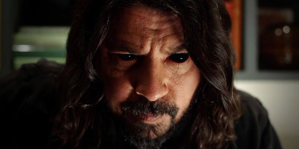 Dave Grohl é possuído por forças sobrenaturais em novo trailer de Studio 666 (Imagem: Reprodução / Foo Fighters)