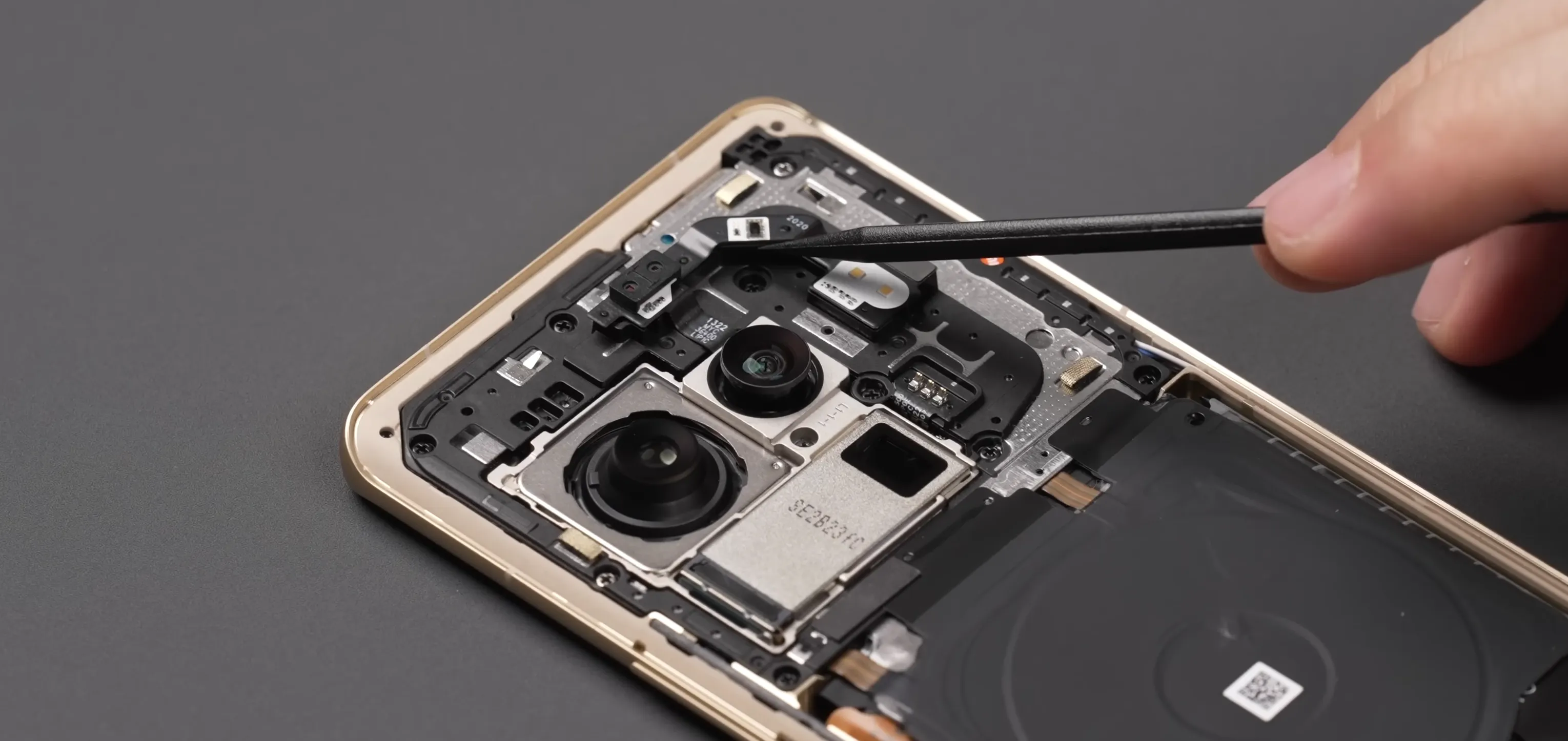 Desmonte do Xiaomi 12S Ultra mostra componentes internos em detalhes (Imagem: YouTube/微机分WekiHomee)