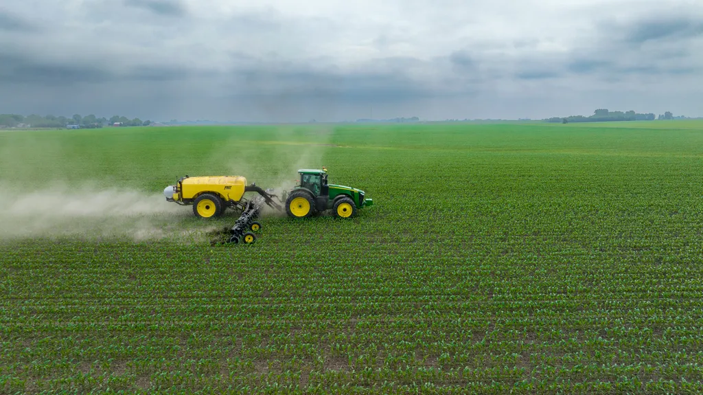 O uso de fertilizantes não só está associado a emissões de carbono na sua produção, mas também a erosão do solo, chuva ácida e poluição de rios (Imagem: James Baltz/Unsplash)