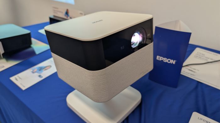 Epson lança projetor super compacto com tela 4K de 150'' e som Bose; veja preço