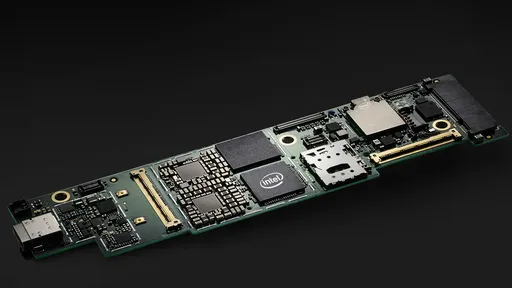 Intel lança processadores híbridos para dispositivos dobráveis e dual screen