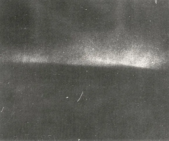 Fotografia mais antiga da aurora boreal, registra em janeiro de 1892 por Martin Brendel (imagem: Reprodução/Sítios de Arte Rupestre de Alta)