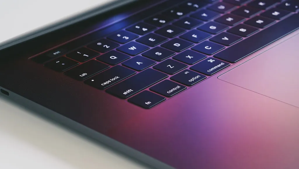 Apple voltou ao mecanismo tesoura com estreia do primeiro MacBook Pro de 16 polegadas em 2019 (Foto: Temo Morales/Unsplash)