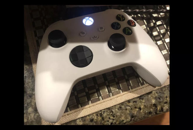 Suposto controle branco de uma suposta versão branca do Xbox Series X: Microsoft vai lançado o console ao final do