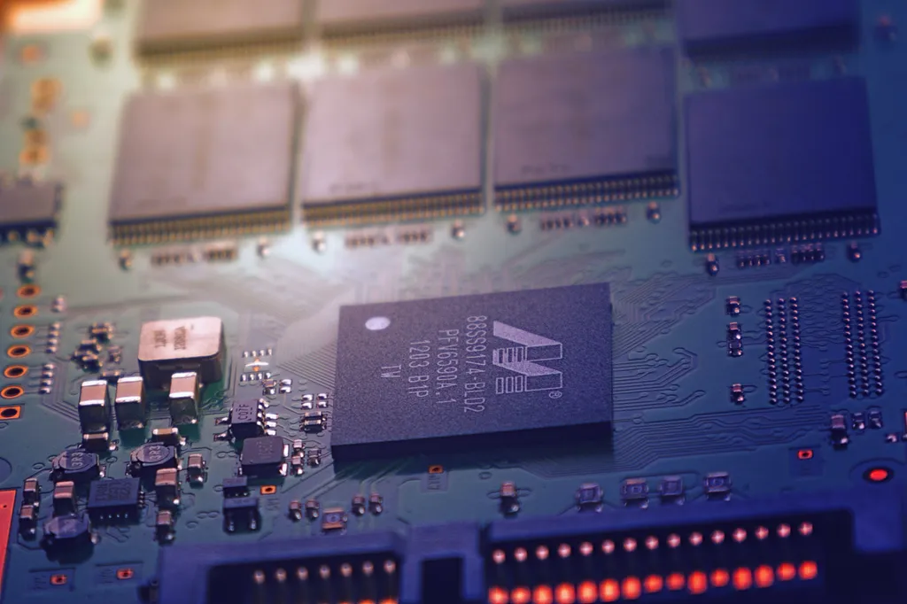 O BIOS é um firmware contido num chip presente em cada placa-mãe (Imagem: Johannes Plenio/Pexels)