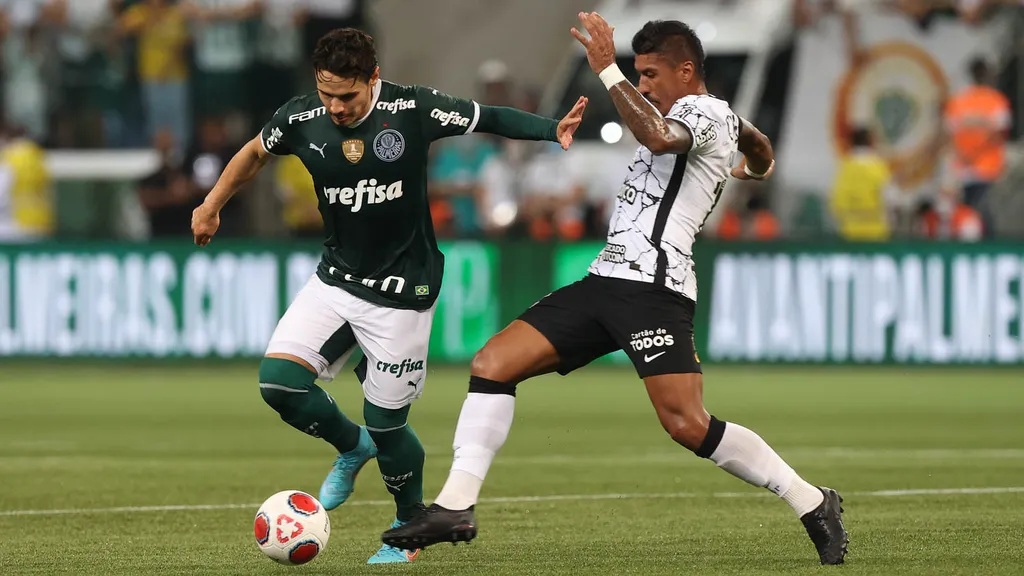 Raphael Veiga, do Palmeiras, e Paulinho, do Corinthians (Imagem: Divulgação/Palmeiras/Cesar Greco)