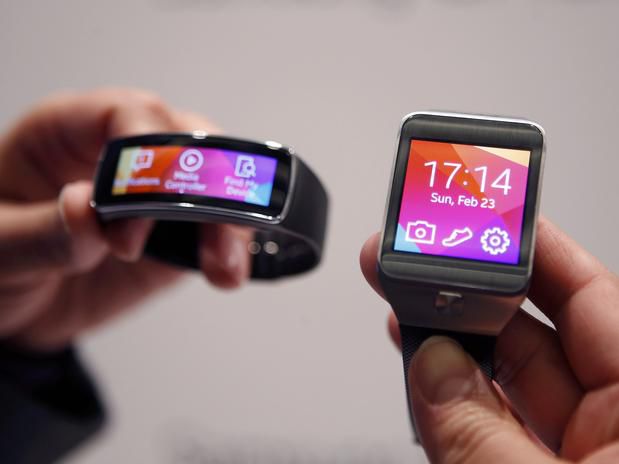 Os novos Gear Fit (esquerda) e Gear 2 são a aposta da Samsung no mercado de dispositivos vestíveis Os novos Gear Fit (esquerda) e Gear 2 são a aposta da Samsung no mercado de dispositivos vestíveis