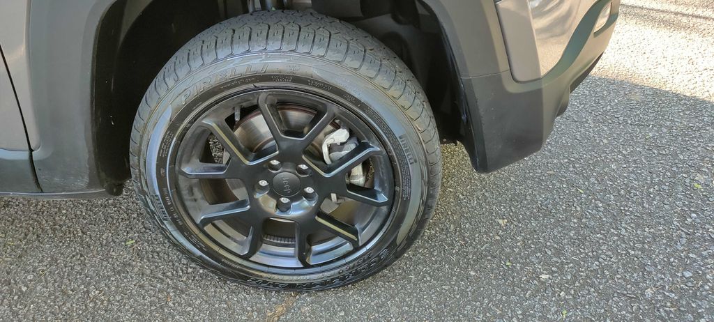 Rodas com pneus de uso misto casam perfeitamente com a ideia da Jeep para o Moab (Imagem: Paulo Amaral/Canaltech)