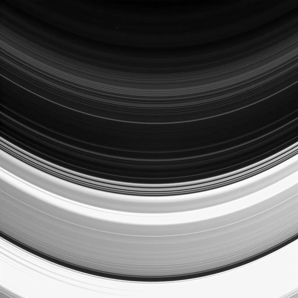A influência gravitacional das luas de Saturno ajudam a criar anéis estáveis ao redor do planeta (Imagem: Reprodução/NASA/JPL-Caltech/Space Science Institute)
