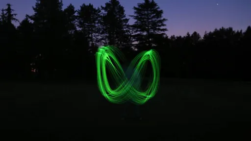 Lançar este bumerangue neon é quase como ter super poderes