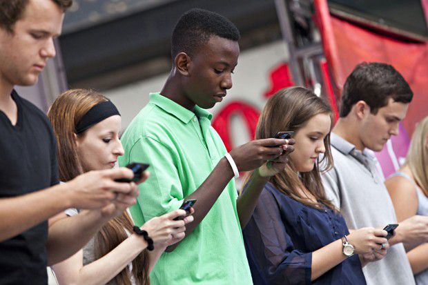 Adolescentes digitando SMS