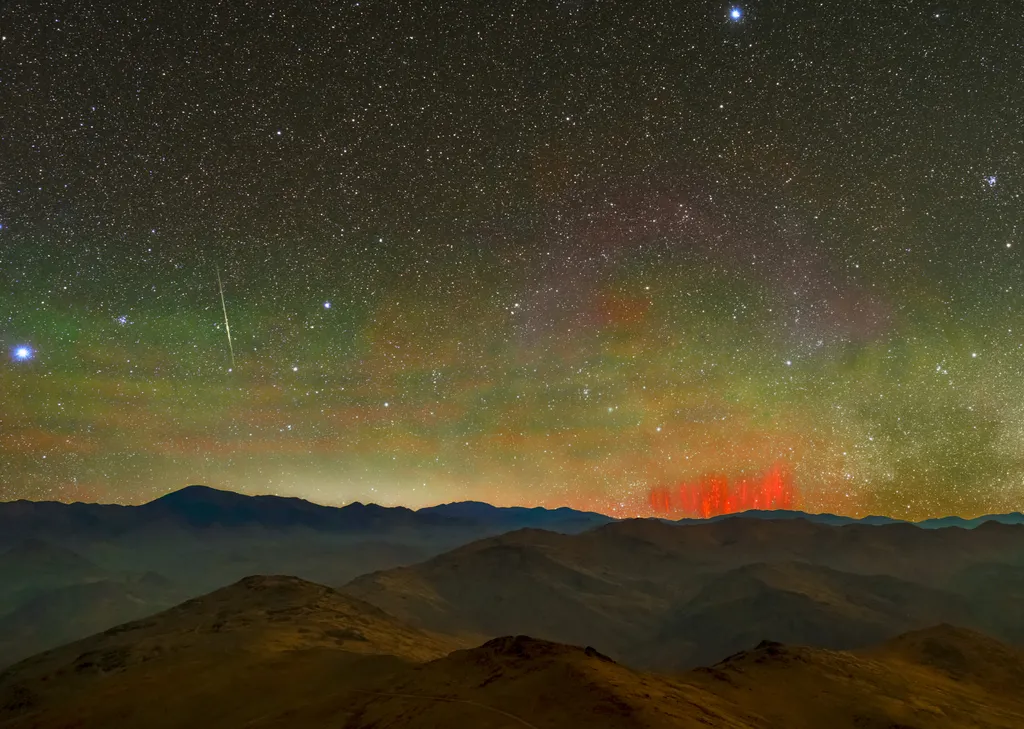 Airglow fotografado no céu do Chile, com um fenômeno conhecido como sprites, que são os riscos vermelhos à direita (Imagem: Reprodução/Zdenek Bardon/ESO)