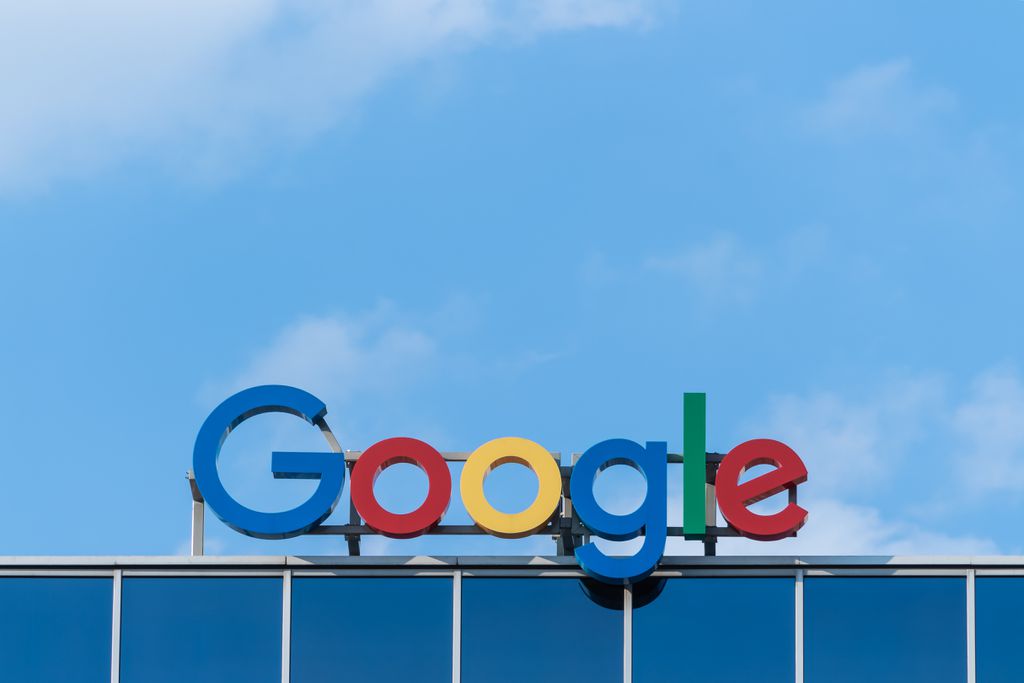 Google é novamente multado na França (Imagem: Reprodução/Unsplash/Paweł Czerwiński)
