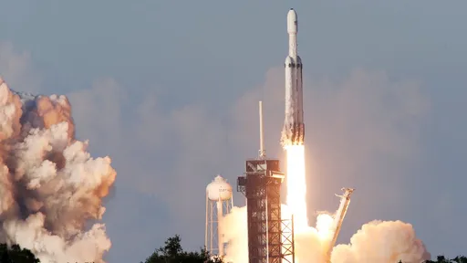 1º lançamento comercial com o Falcon Heavy é feito com sucesso nesta quinta (11)
