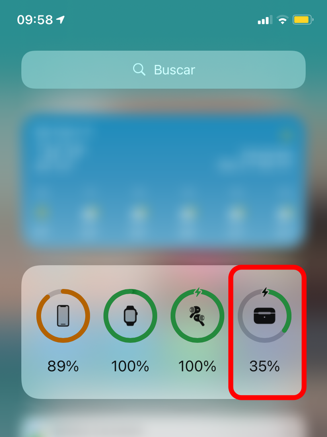 O widget de bateria do iOS exibe um ícone de raio para os dispositivos que estão sendo carregados no momento. Captura de tela: Lucas Wetten (Canaltech)