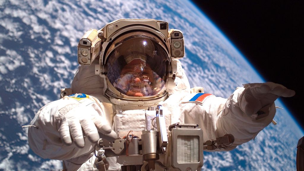 Astronauta em caminhada espação na ISS (Imagem: Reprodução/Roscosmos)