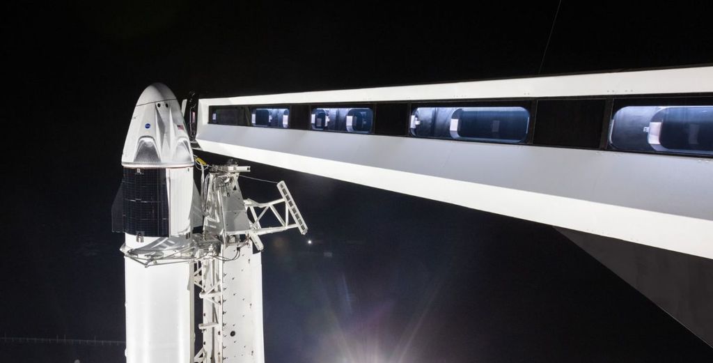 A nave Crew Dragon em um foguete Falcon 9, ambos da SpaceX (Foto: SpaceX)