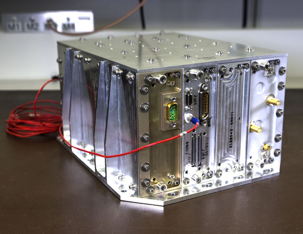 Protótipo do NavCube,, receptor de GPS a ser usado na Lua. Ele será testado na Estação Espacial Internacional no final deste ano (Foto: NASA)