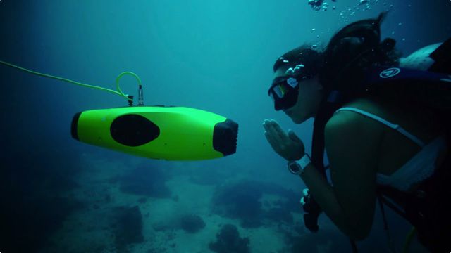 Drone subaquático pode filmar em 4K em uma profundidade de até 100 metros