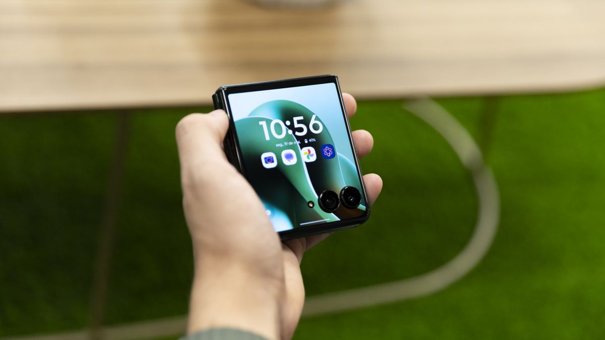 Teste de bateria | Motorola Razr 60 Ultra vai bem no dia a dia e carrega rápido