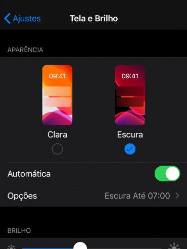 Habilite o modo escuro do iOS acessando a aba "Tela e Brilho" (Captura de tela: Matheus Bigogno)