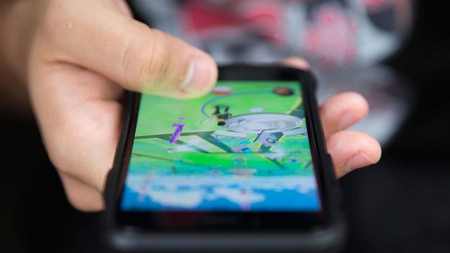 Casal abandona filho de 2 anos para jogar 'Pokémon GO'