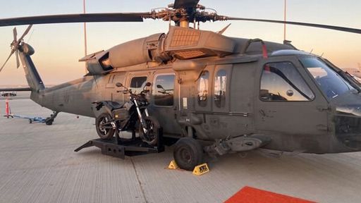 Helicóptero de combate com moto "acoplada" rouba a cena no Dubai Airshow