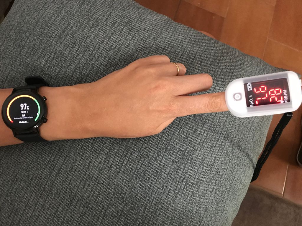 Resolvemos testar o oxímetro do Huawei Watch GT 2 e compará-lo com um oxímetro médico: o resultado, para nossa alegria, foi idêntico na maioria das medições, com variação de ± 1%, o que é perfeitamente aceitável (Imagem: Luciana Zaramela/Canaltech)