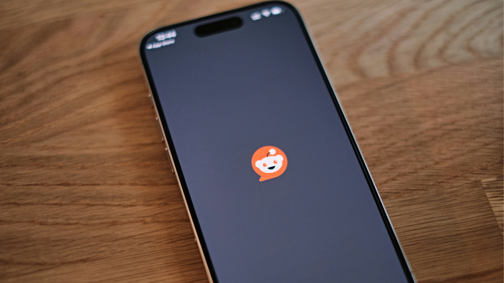 Logo do Reddit na tela do celular