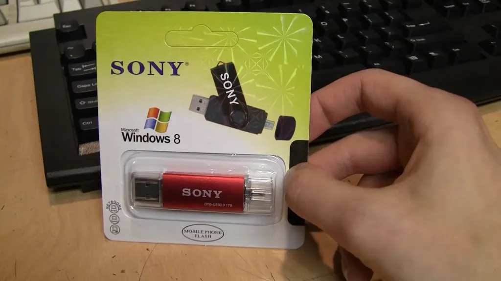 Alguns pen drives falsificados são mais fáceis de identificar (Imagem: YouTube/VWestlife)