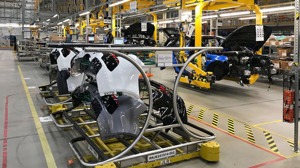 As fábricas da Jaguar Land Rover vão ficar paradas por quase um mês, retomando os trabalhos no dia 1º de outubro (Imagem: Divulgação/ Jaguar Land Rover)