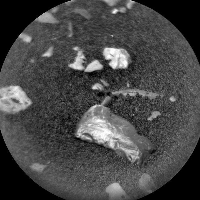 Este é o objeto brilhante avistado pelo Curiosity (Foto: NASA)