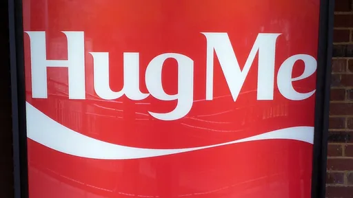 Uma Coca-Cola por um abraço