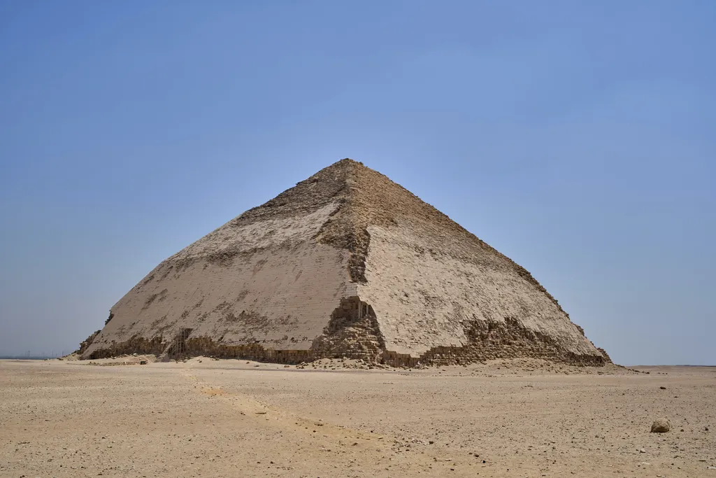 A pirâmide torta de Seneferu, um dos primeiros projetos que precederam as Grandes Pirâmides de Gizé (Imagem: Dmitrii Zhodzishskii/Unsplash)