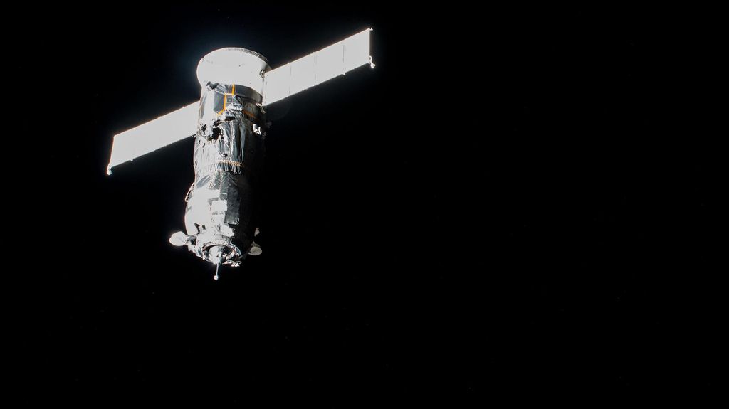 A nave russa de reabastecimento Progress 78, aproximando-se da ISS pouco antes de se atracar no módulo Poisk em 2 de julho deste ano (Imagem: Reprodução/NASA)