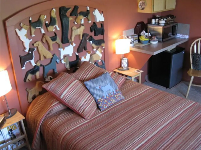Um dos quartos da pousada em formato de beagle (Foto: Airbnb)