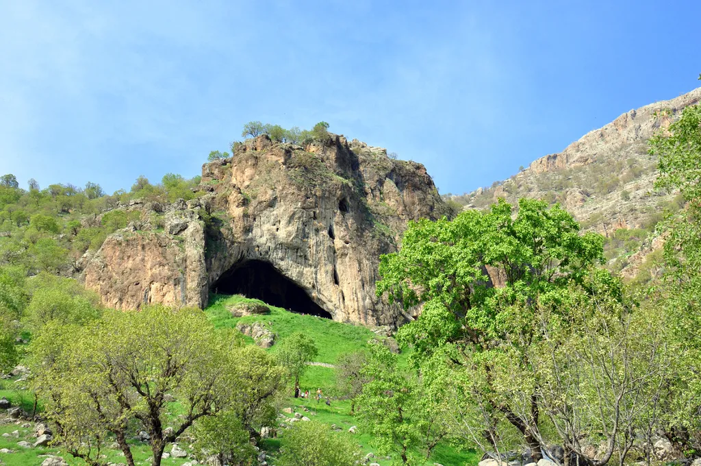 Caverna de Shanidar, no Curdistão iraquiano, onde os restos carbonizados de comida foram encontrados (Imagem: Osama Shukir Muhammed Amin/CC-BY-4.0)