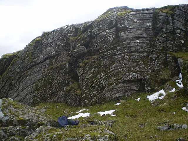 Formação de rochas metamórficas na Escócia (Imagem: Rick Johnson/Wikimedia Commons)