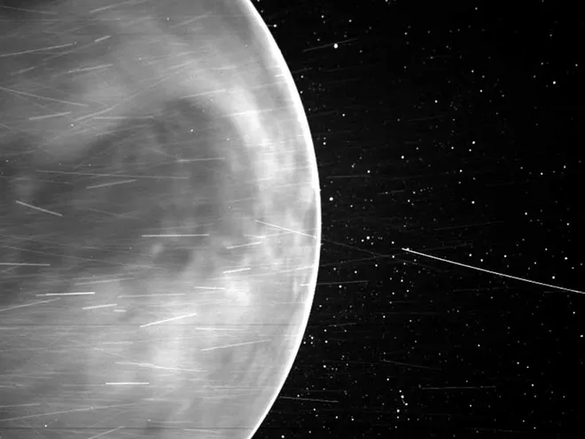 Vênus é frequentemente chamado "gêmeo de Terra" por conta de suas semelhanças em tamanho e estrutura, mas a atmosfera venusiana é tóxica para os humanos (Imagem: Reprodução/NASA/APL/NRL)