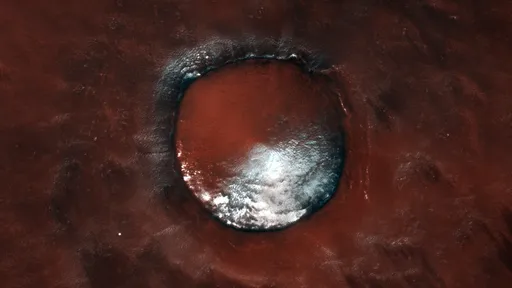 Cratera de Marte cheia de gelo em seu interior é fotografada por sonda em órbita