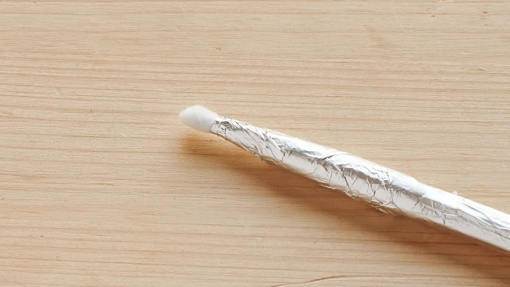 Um tubo revestido com papel-alumínio e ponta em material macio pode servir como caneta stylus (Imagem: Creative Bloq)