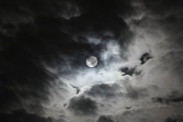 Nebulosidade noturna com Lua