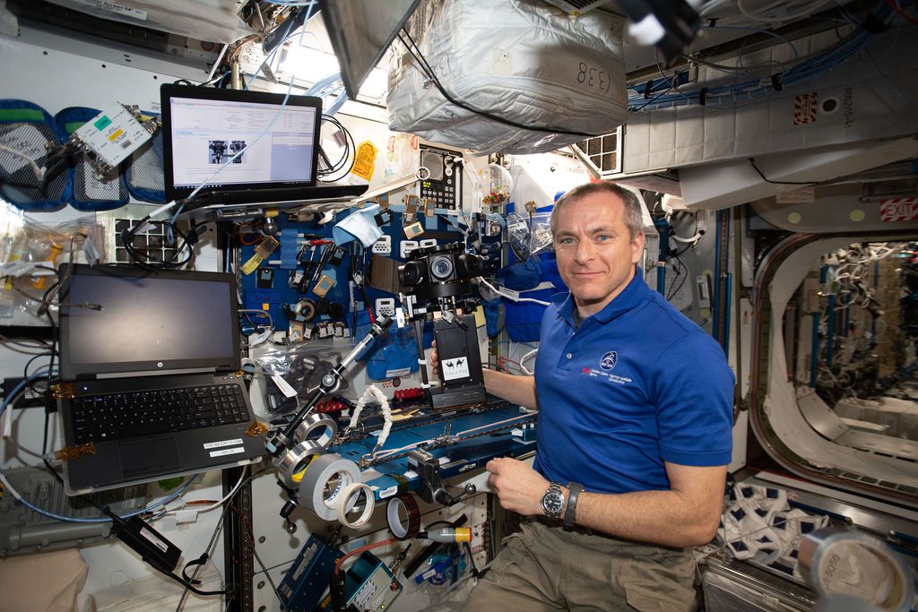 O astronauta canadense David Saint-Jacques configurando a câmera do projeto The ISS Experience (Foto: NASA)