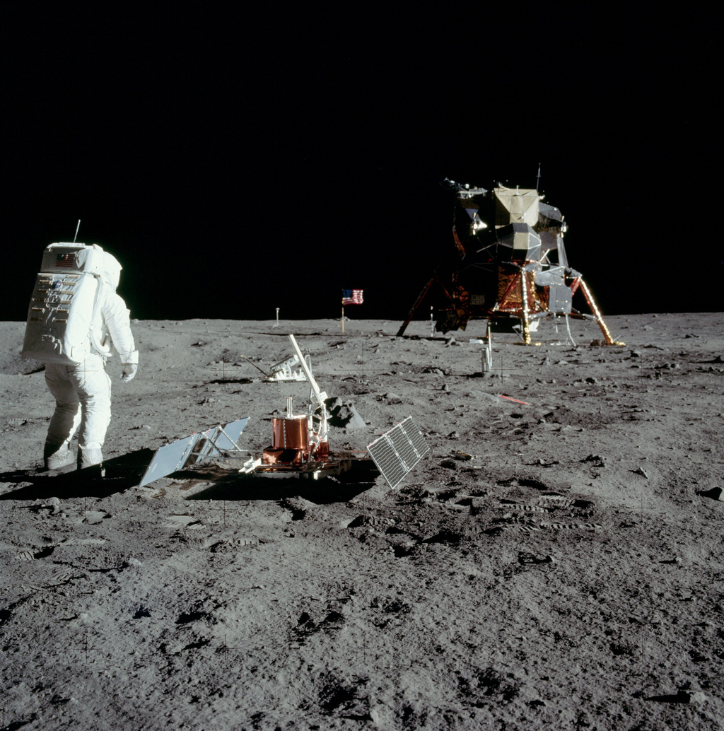 Buzz Aldrin preparando experimento sísmico na Lua (Imagem: Reprodução/NASA)