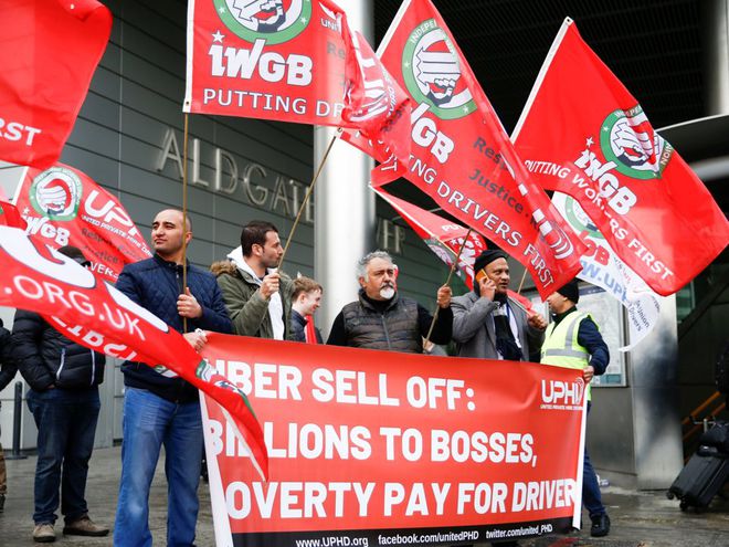 Motoristas da Uber em Londres protestaram em frente à sede da empresa (Imagem: Henry Nicholls/Reuters)