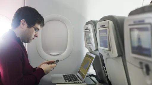 Avianca recebe autorização para liberar celular em modo "avião" durante voos