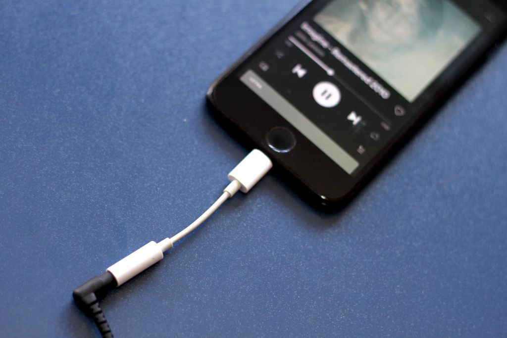 Adaptadores para celulares sem saída de 3,5 mm são necessários quando você for ouvir música com um fone cabeado (Imagem: Luciana Zaramela/Canaltech)