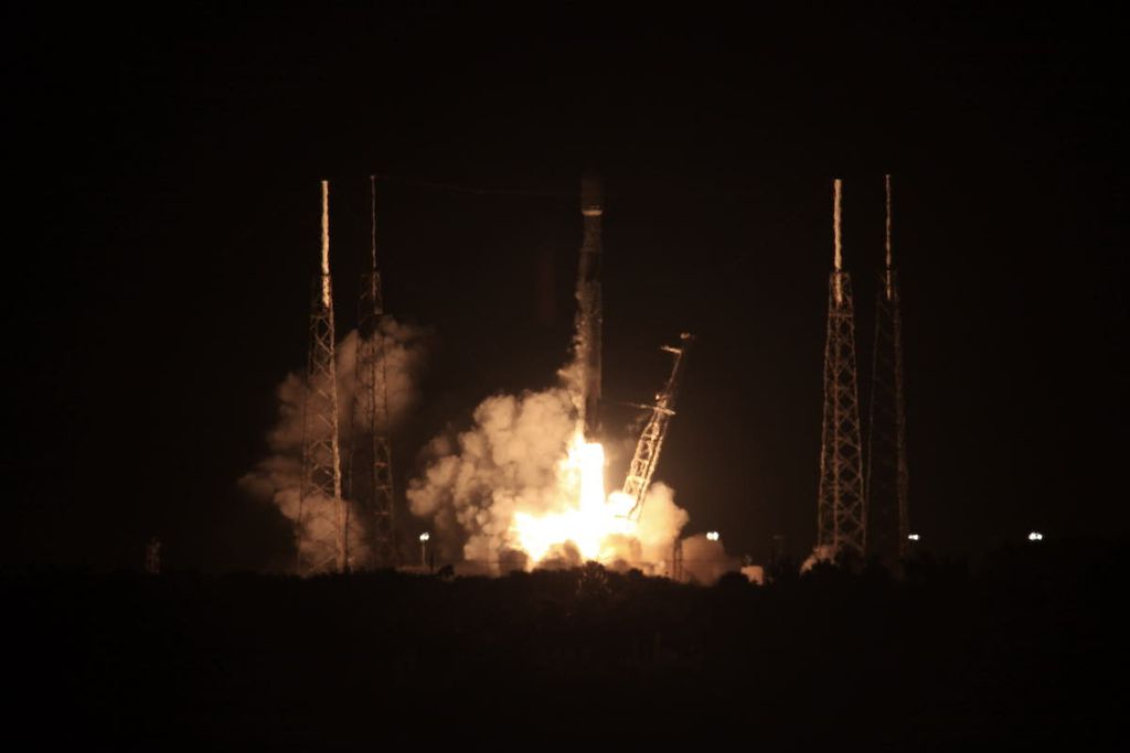 Lançamento de foguete Falcon 9 para levar satélites Starlink para a órbita (Imagem: Reprodução/Stephen Clark/Spaceflight Now)